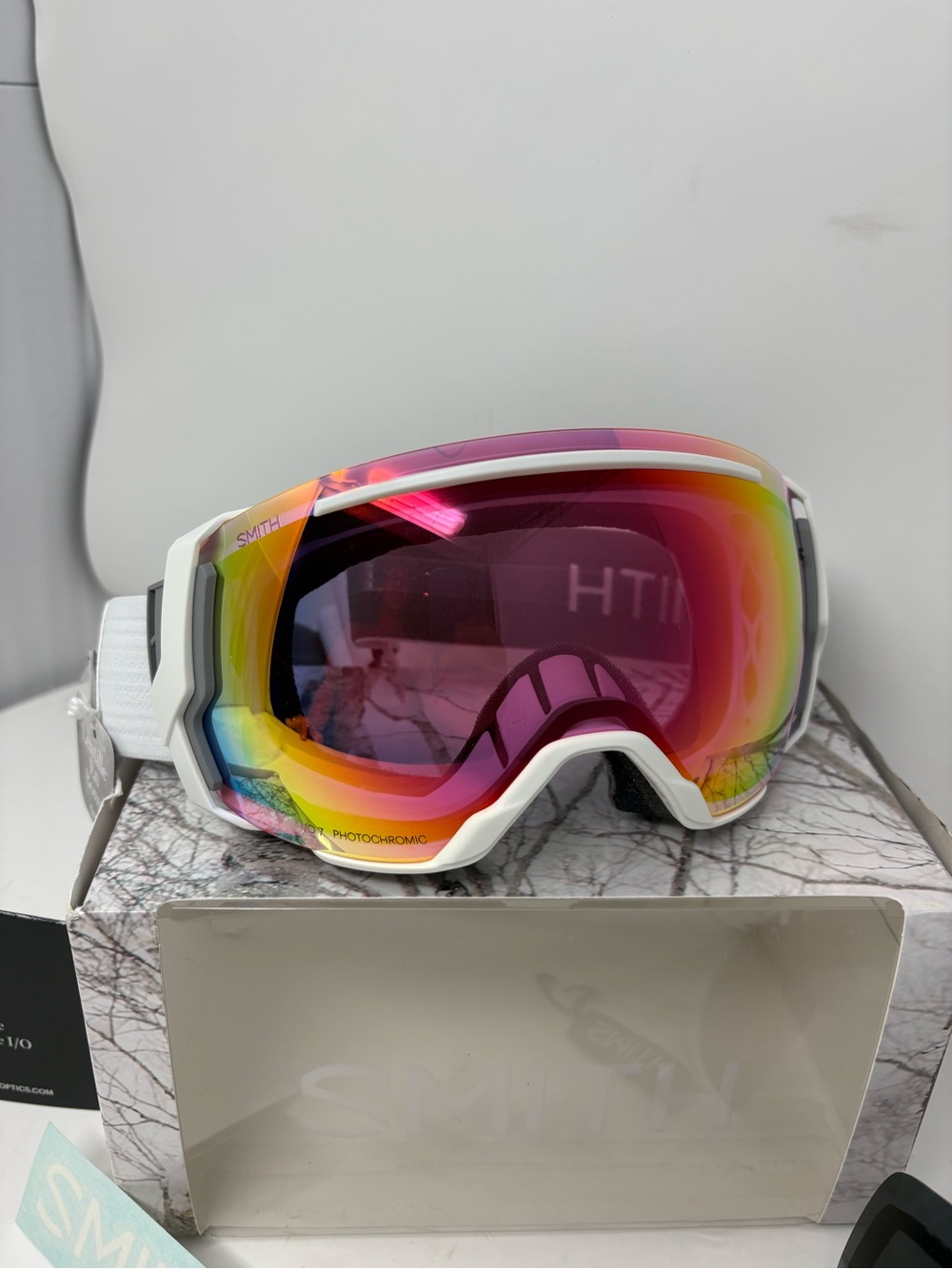Smith I/O 7 Ski Snowboard Goggles White Photochromic Red + Blackout Lens - Picture 3 of 7